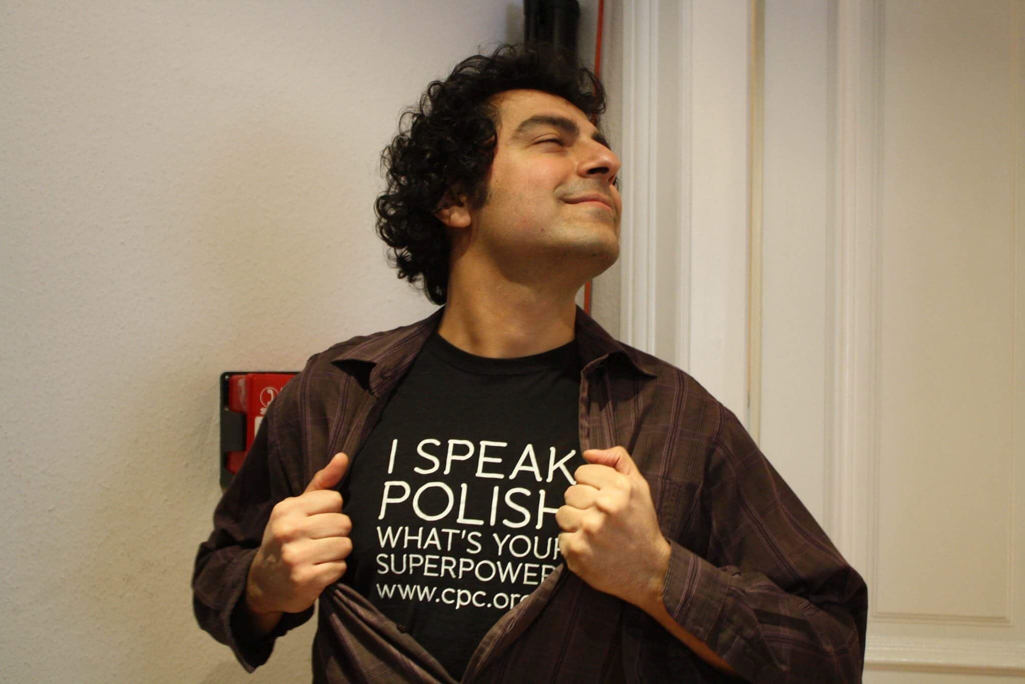 Feras Daboul Foto von Feras Daboul. Auf seinem T-Shirt steht: "I speak Polish - What's your superpower?"