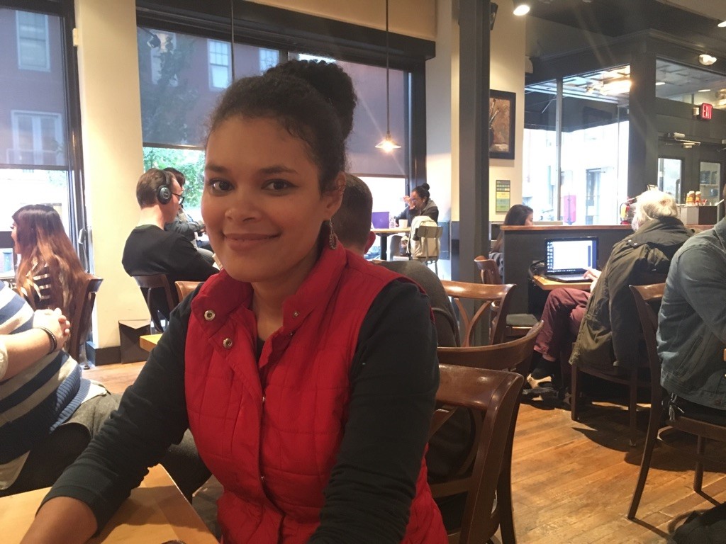 Nelly Torres - Tochter eines kubanischen Immigranten. Heute in Lancaster in der Lokalpolitik aktiv. Junge Frau mit roter Jacke.