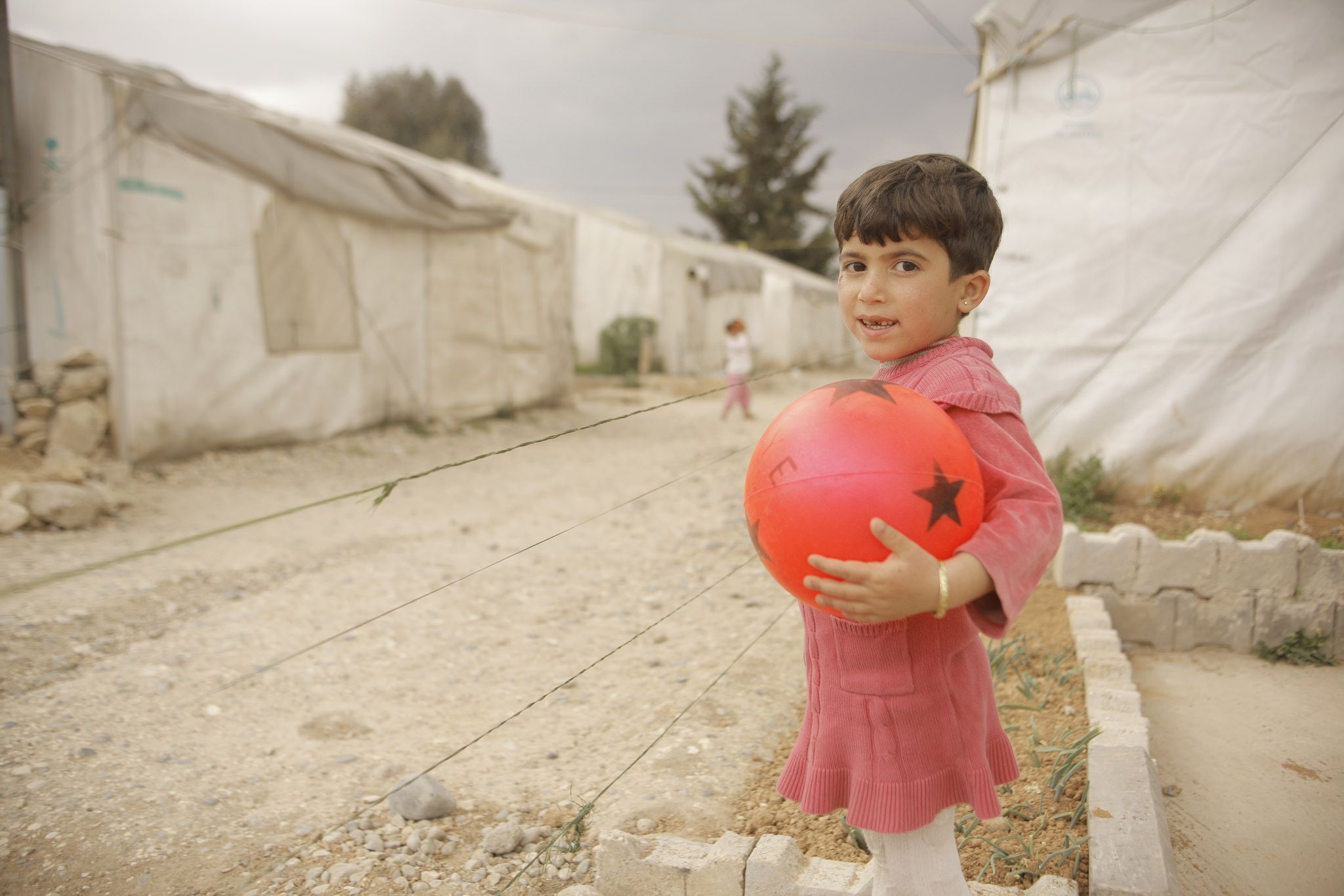 Syrian Refugee Camp in Turkey Ein Kind mit einem roten Ball in einem Camp für syrische Geflüchtete in der Türkei