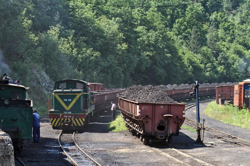 RMU_740-108_banovici_3_20160609 Bahnhof Oskova an der Kohlenwäsche, 740-108 und ein beladener Kohlenzug. Bahnhof Oskova an der Kohlenwäsche, 740-108 und ein beladener Kohlenzug.
