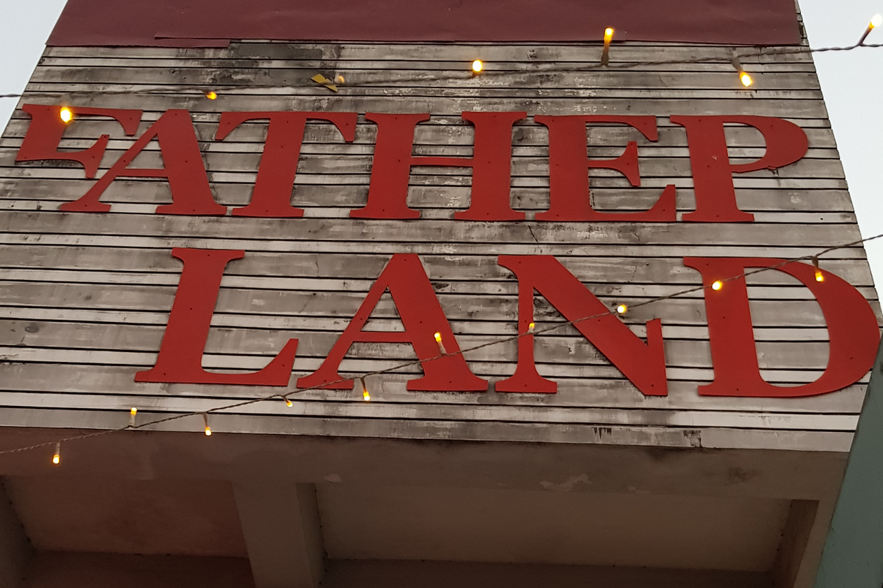 Father Land - Große Werbung eines Bauunternehmens an Hauswand in Yangon Große zerbröckelte Lettern an Hauswand: Father Land