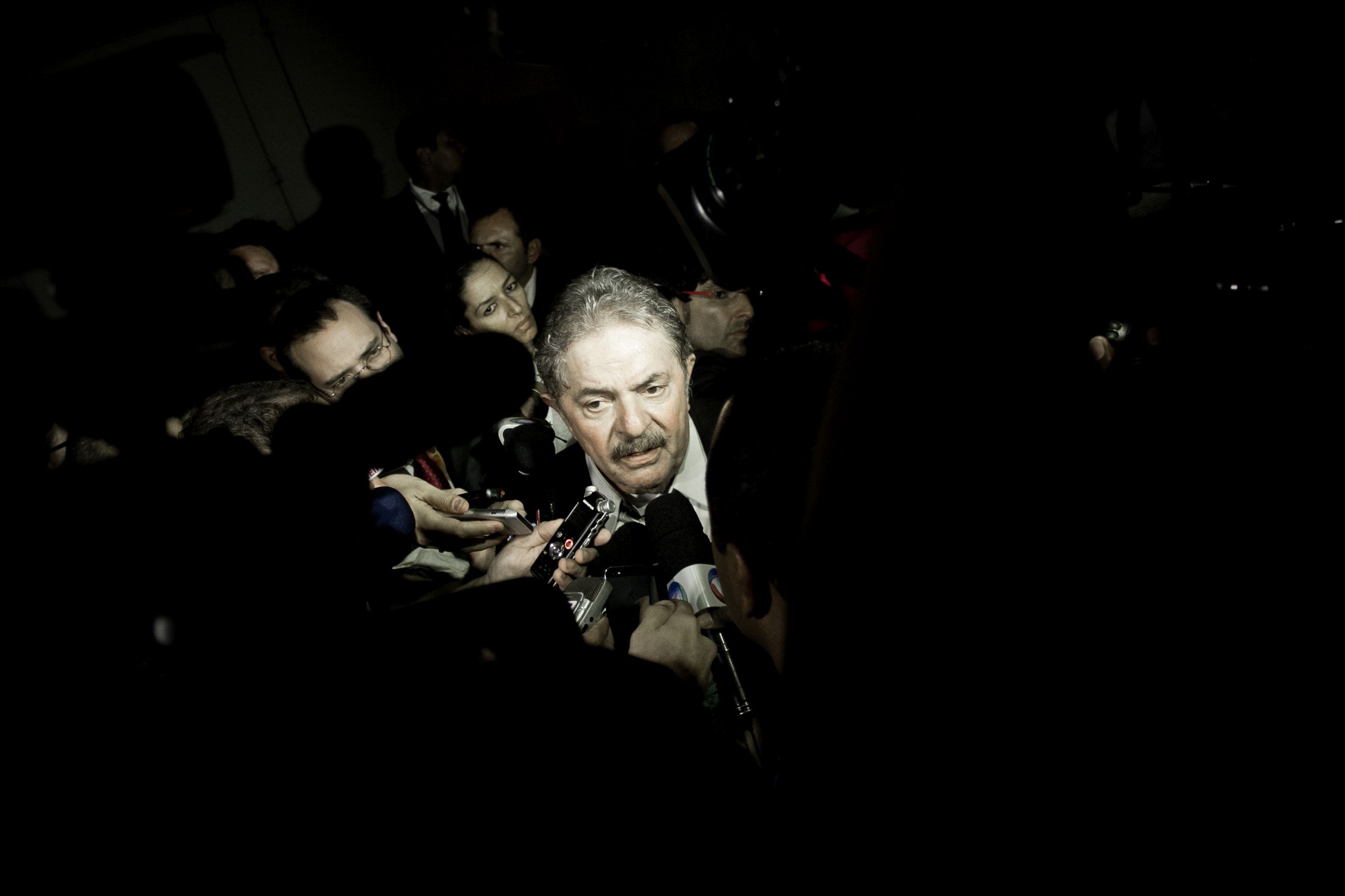 Latinidades – Festival da Mulher Afro Latino Americana e Caribenha 2013 Ex-Präsident Lula da Silva umringt von Mikrofonen und Reporter/innn