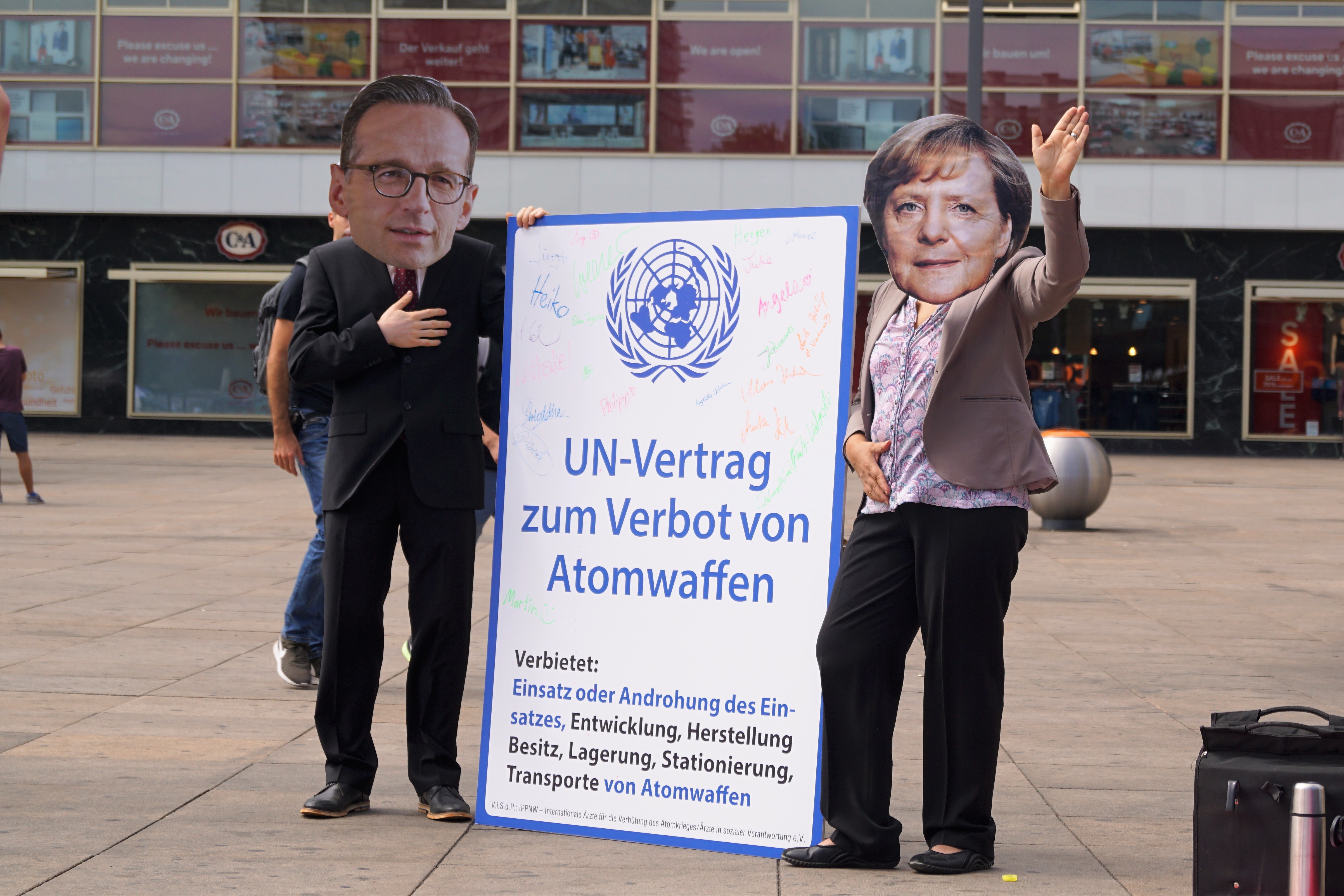 Jahrestag Atomwaffenverbot Aktion am Alexanderplatz in Berlin am 7. Jul zum 1. Jahrestag des Vertrags zum Verbot von Atomwaffen