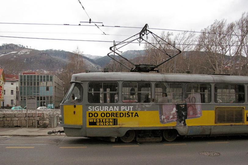 Sarajevo auf dem Weg nach Westen Eine Tram mit Western Union Werbung fährt durch Sarajevo