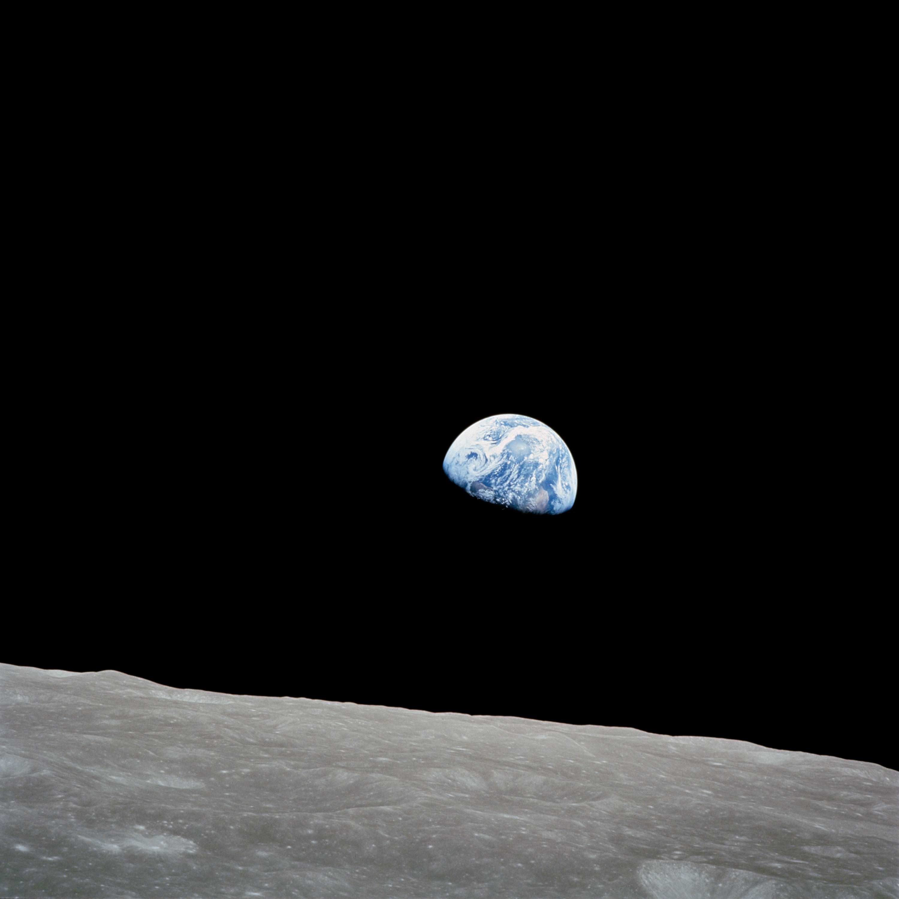 Apollo 8 / Earthrise Bild der aufgehenden Erde mit der Mondoberfläche im Vordergrund