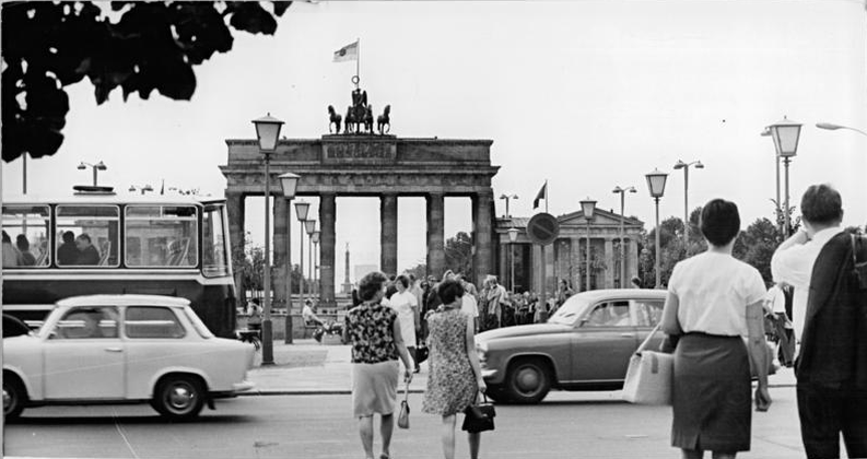 Bundesarchiv Bild 183-G0730-0021-001, Berlin, Brandenburger Tor, 30. Juli 1968 Berlin, Brandenburger Tor, 30. Juli 1968