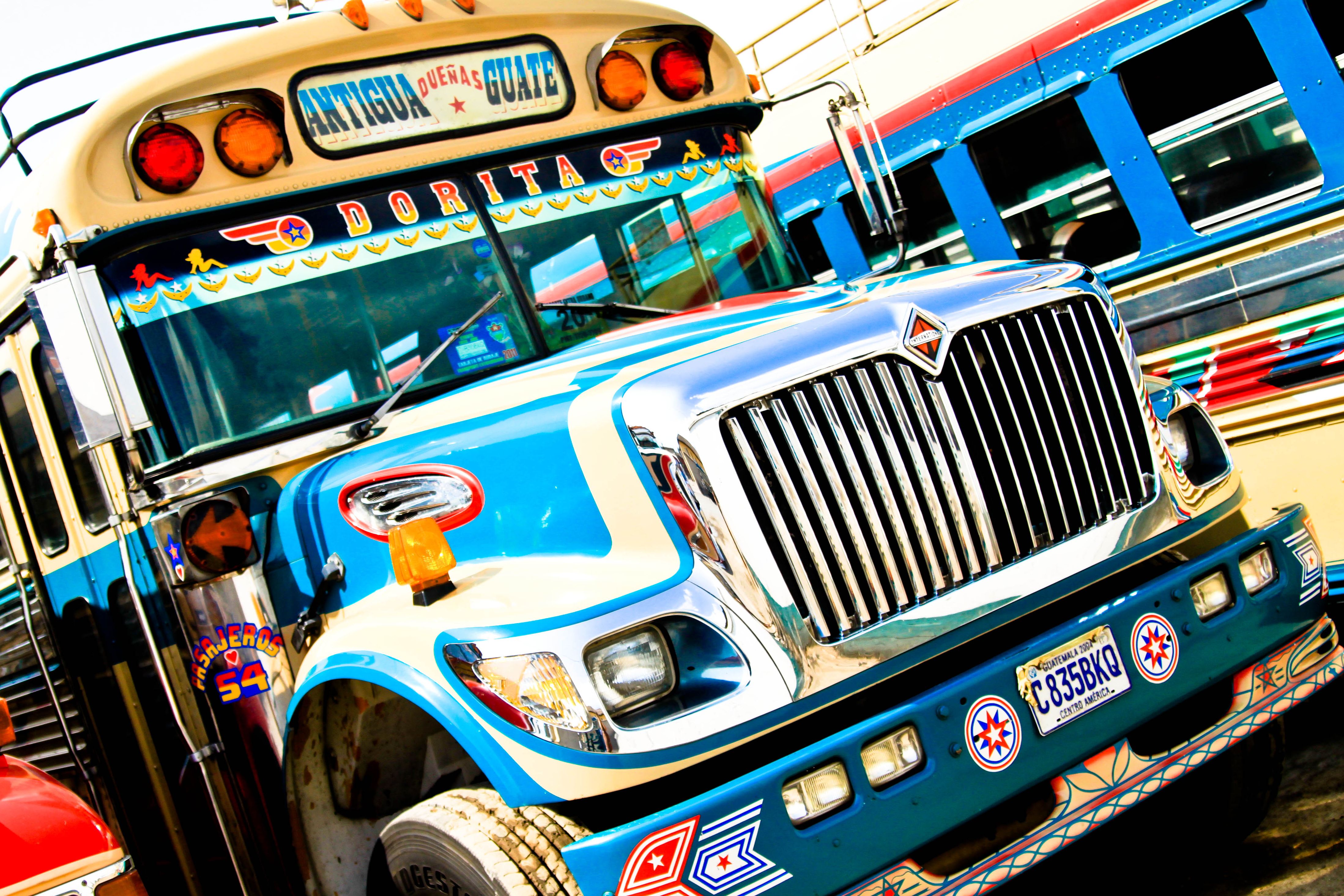 Die öffentlichen Busse sind in Guatemala ein wichtiges Verkehrsmittel und gefährlicher Arbeitsplatz Ein bunt dekorierter Bus