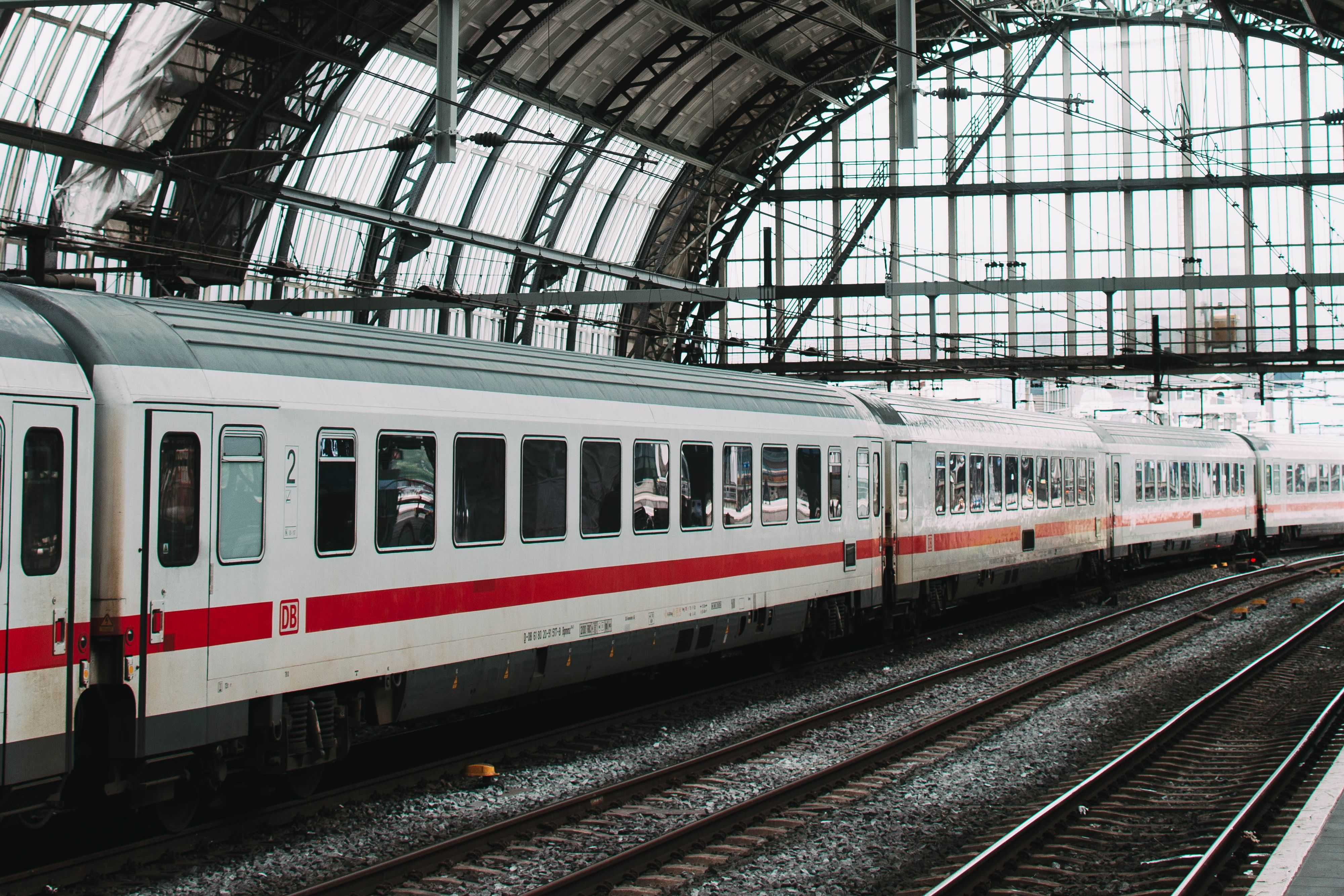 Europäischer Schienenverkehr und die Klimapolitik Ein Zug fährt in einen Bahnhof ein