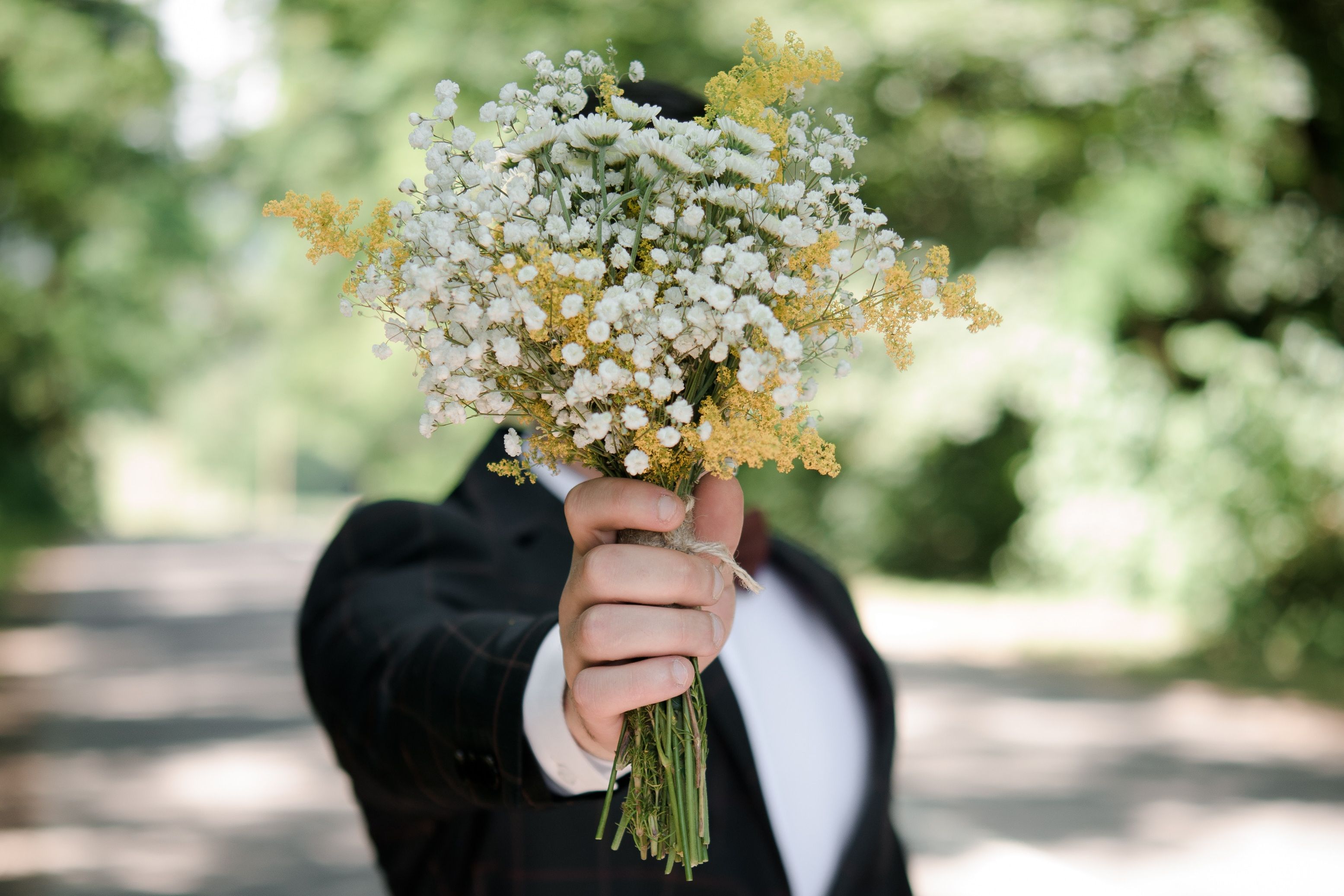 Blumen für Beate Klarsfeld Ein Mann hält einen Blumenstrauß