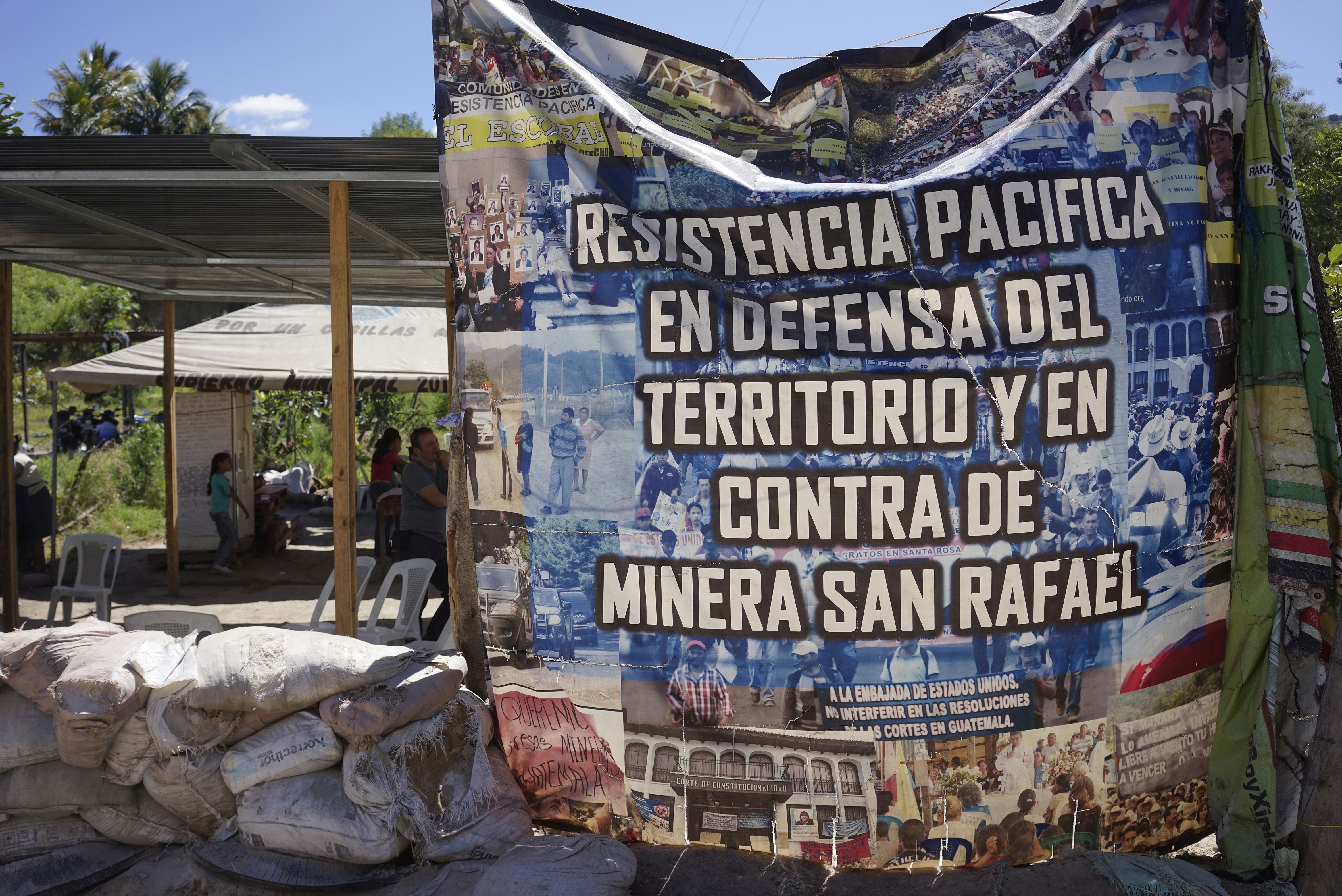 Das Filmfestival „Erinnerung, Wahrheit und Gerechtigkeit“ zeigt Filme gegen das Schweigen. Protestbanner gegen die illegale Silbermine San Rafael in Casillas. Santa Rosa.
