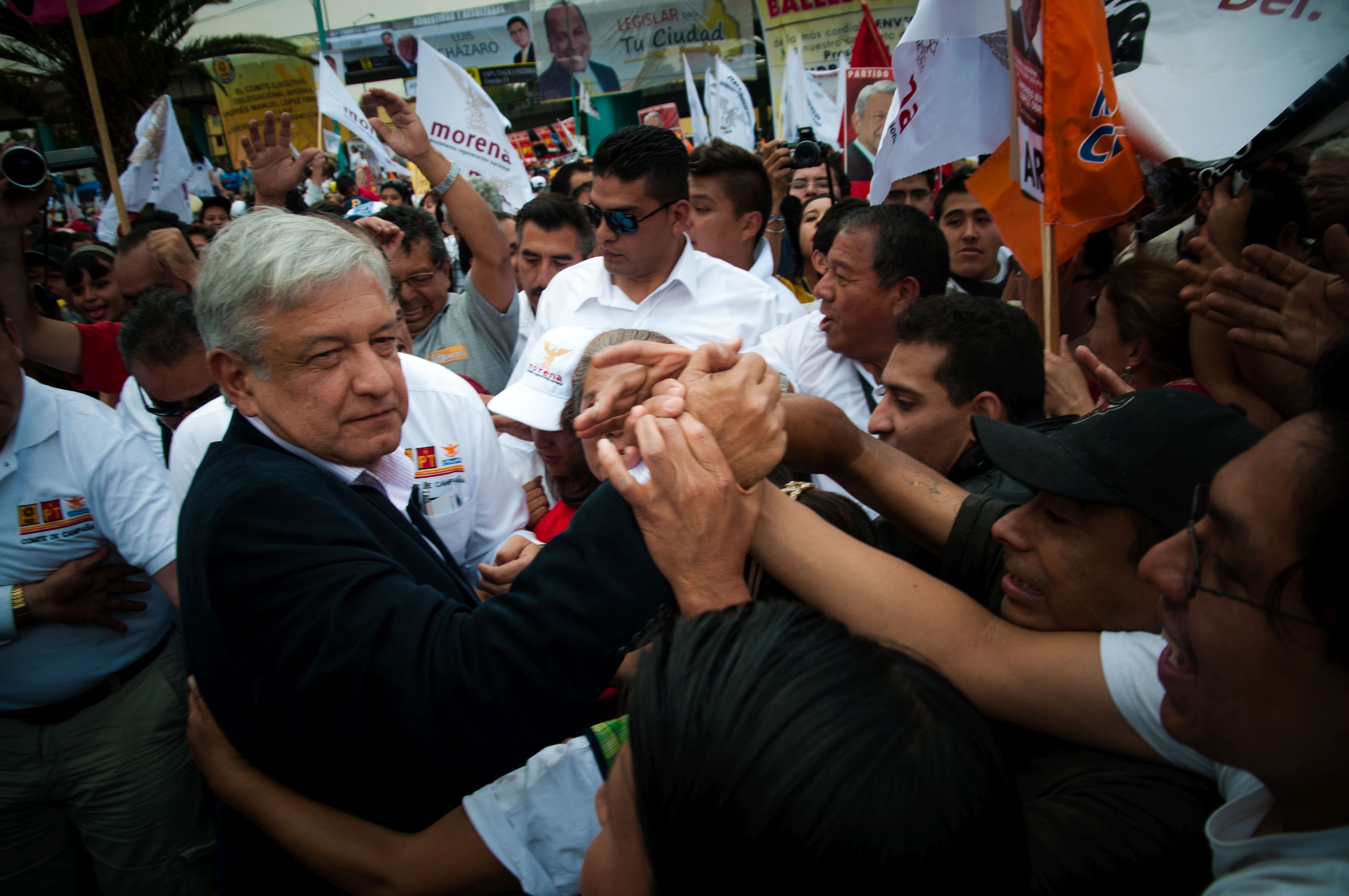 López Obrador López Obrador in einer Menge von Morena anhängern greift die Hände von mehreren Unterstützern