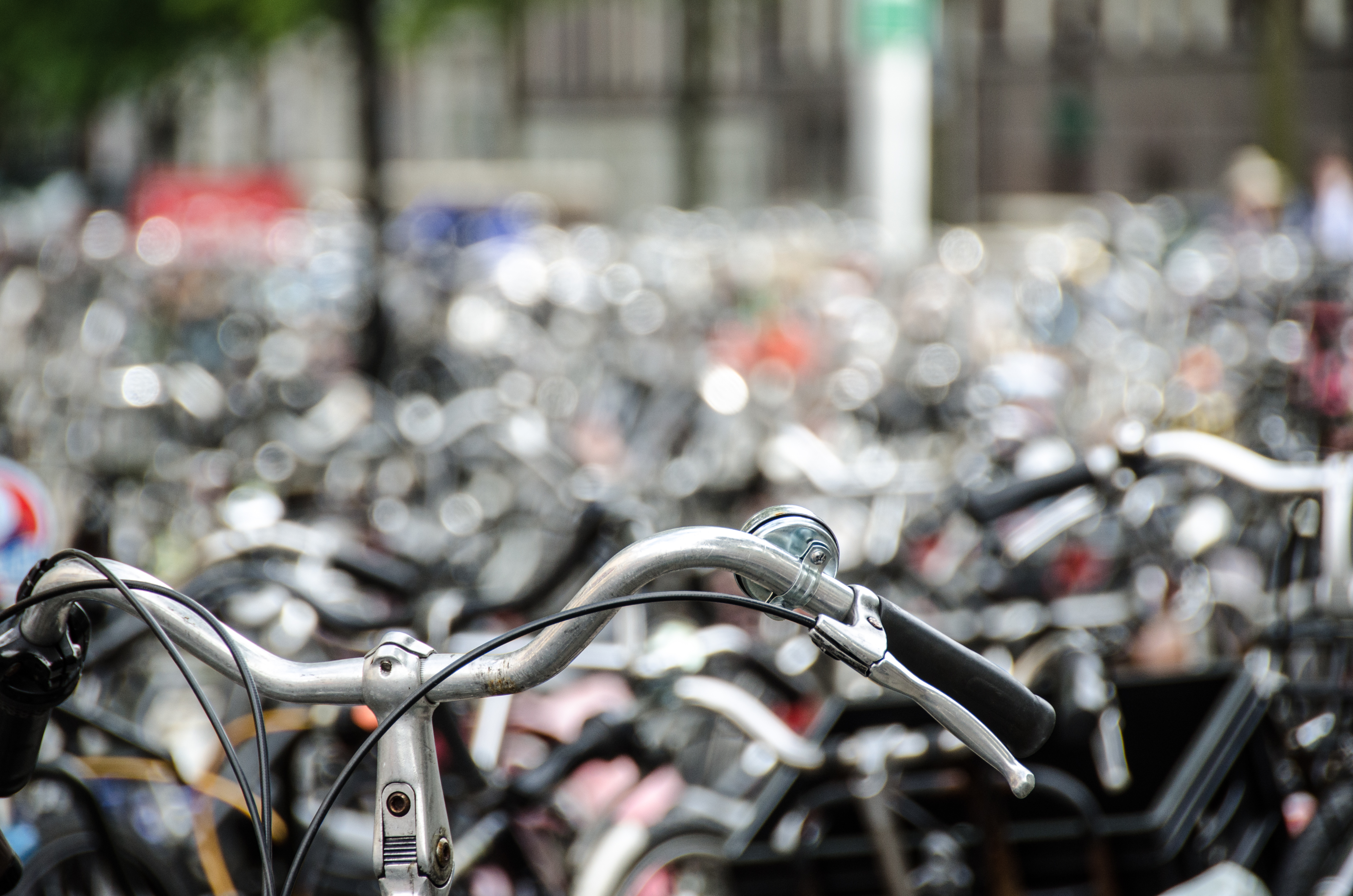 Kommunale Verkehrswende: In Karlsruhe wird der Radverkehr gefördert Kommunale Verkehrswende. Radverkehr in Karlsruhe. Foto mit Fahrrädern