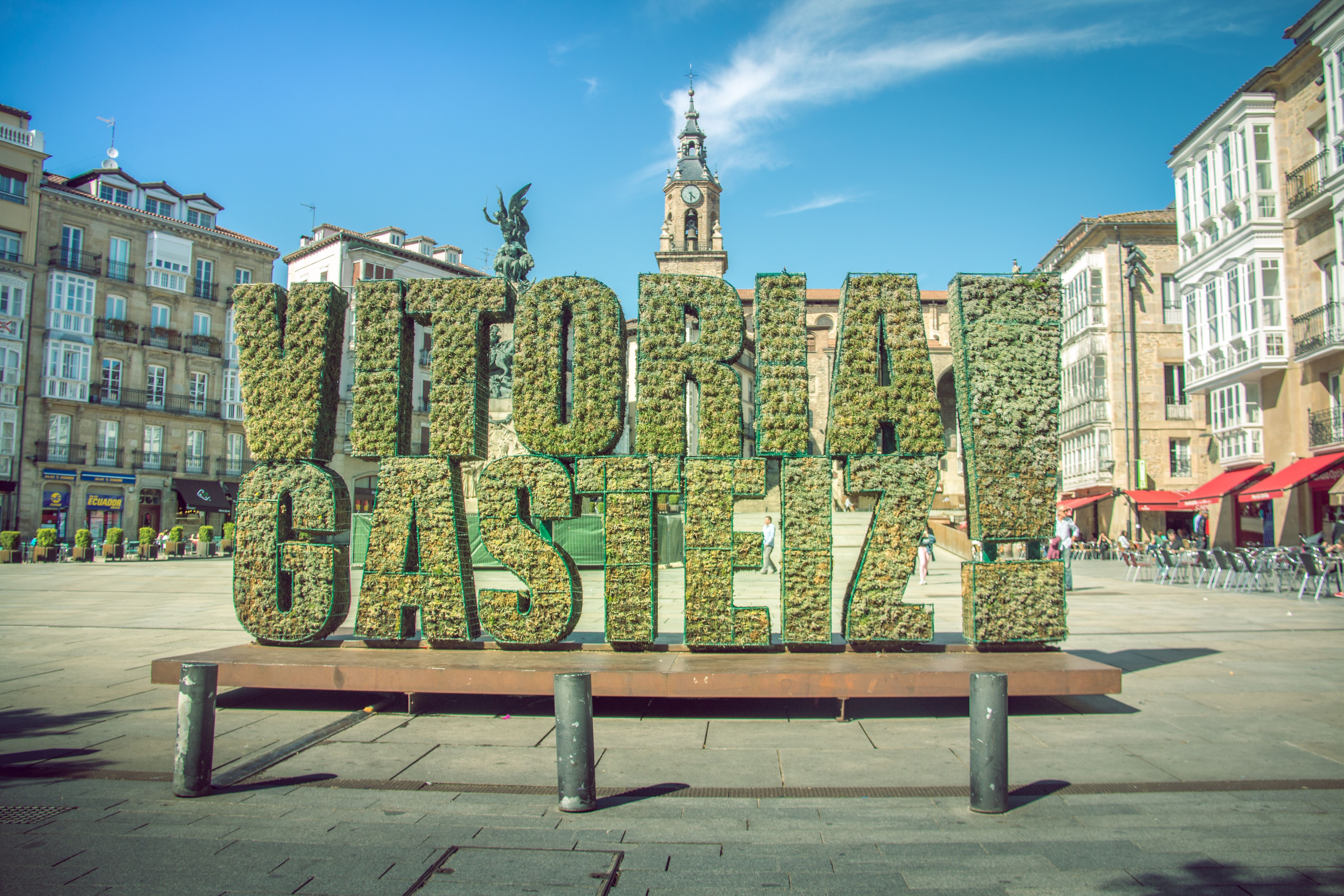 Vitoria-Gasteiz: Die Stadt für Fußverkehr und Radverkehr Kommunale Verkehrswende. Vitoria-Gasteiz: Die Stadt für Fußverkehr und Radverkehr. Foto von einer Hecke, die den Namen der Stadt buchstabiert.