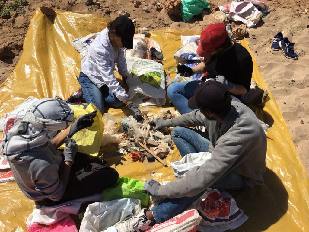 Zero Zbel - Aktion in Marokko Zero Zbel - Marokko: Menschen sammeln Plastikmüll am Strand