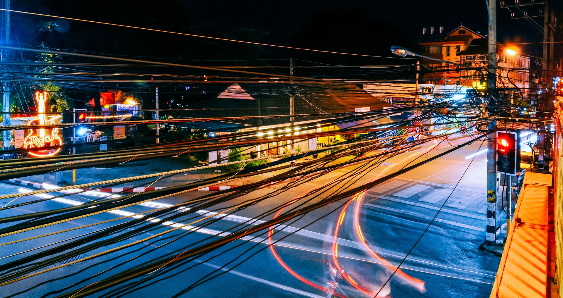 Straßenlicht - Nachts - Stromnetz buntes Straßenlicht - Nachts - Stromnetz