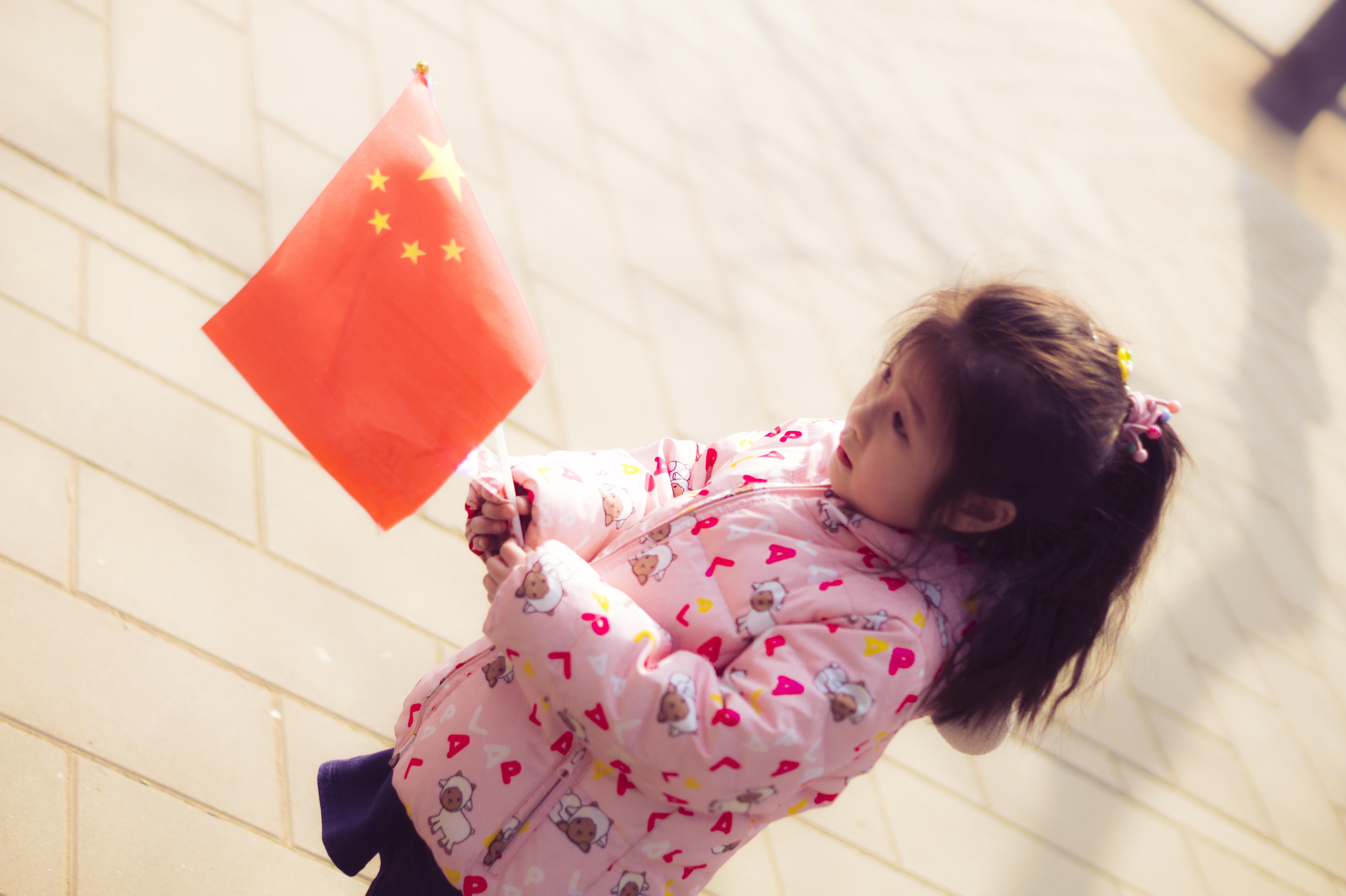 „Die große Wiederbelebung“: Chinas junge Nationalist/innen „Die große Wiederbelebung“: Chinas junge Nationalist/innen - Ein chinesisches Mädchen hält eine chinesische Flagge.