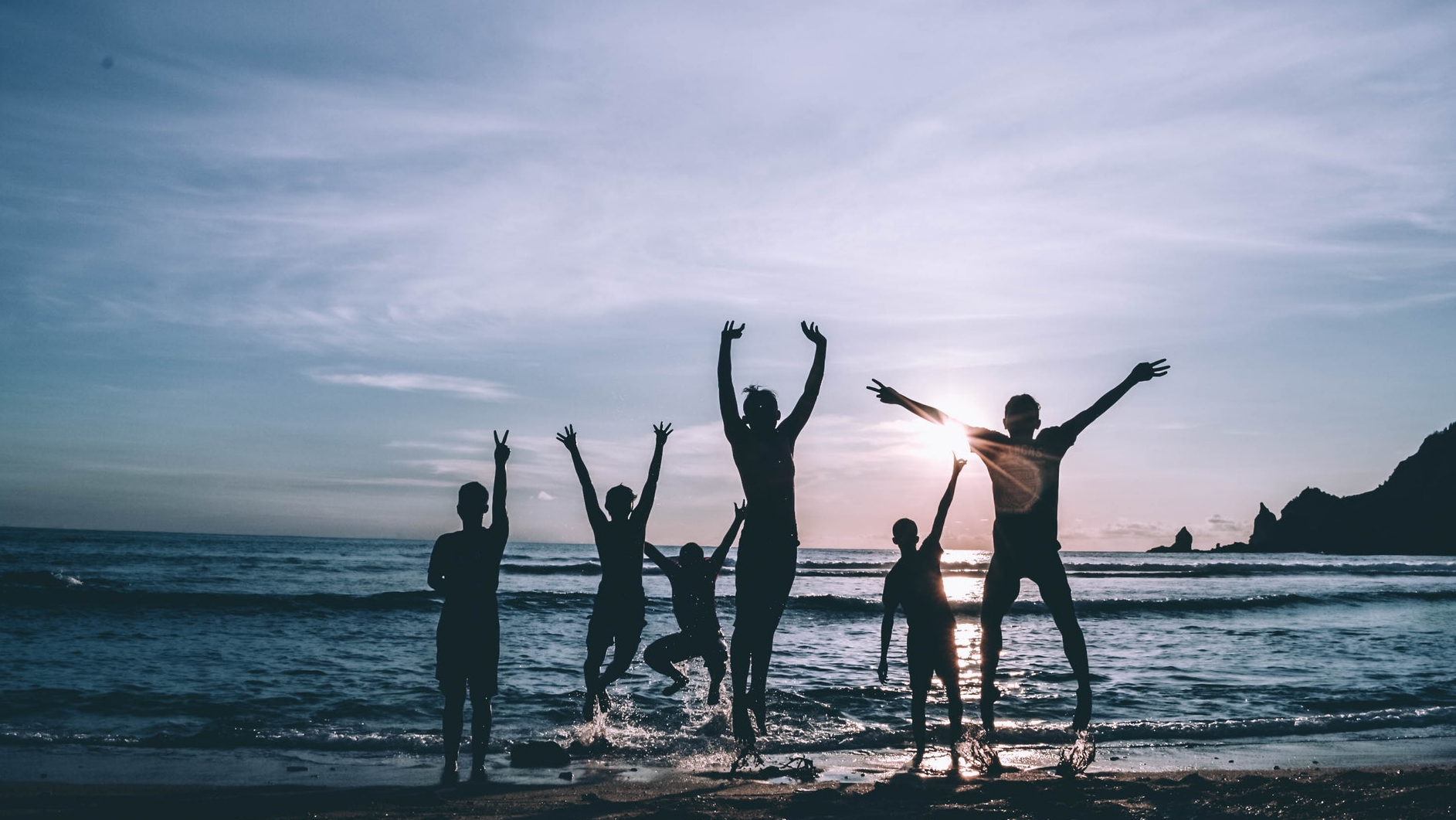 Freiheitsrecht in Tunesien Die Verteidigung individueller Freiheitsrechte: Die Silhouetten von sechs Personen springen vor einer tief stehenden Sonne am Meer in die Luft