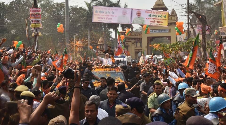 Rechtspopulismus in Indien: Narendra Modi Rechtspopulismus in Indien: Foto von Narendra Modi in einer feiernden Menschenmenge