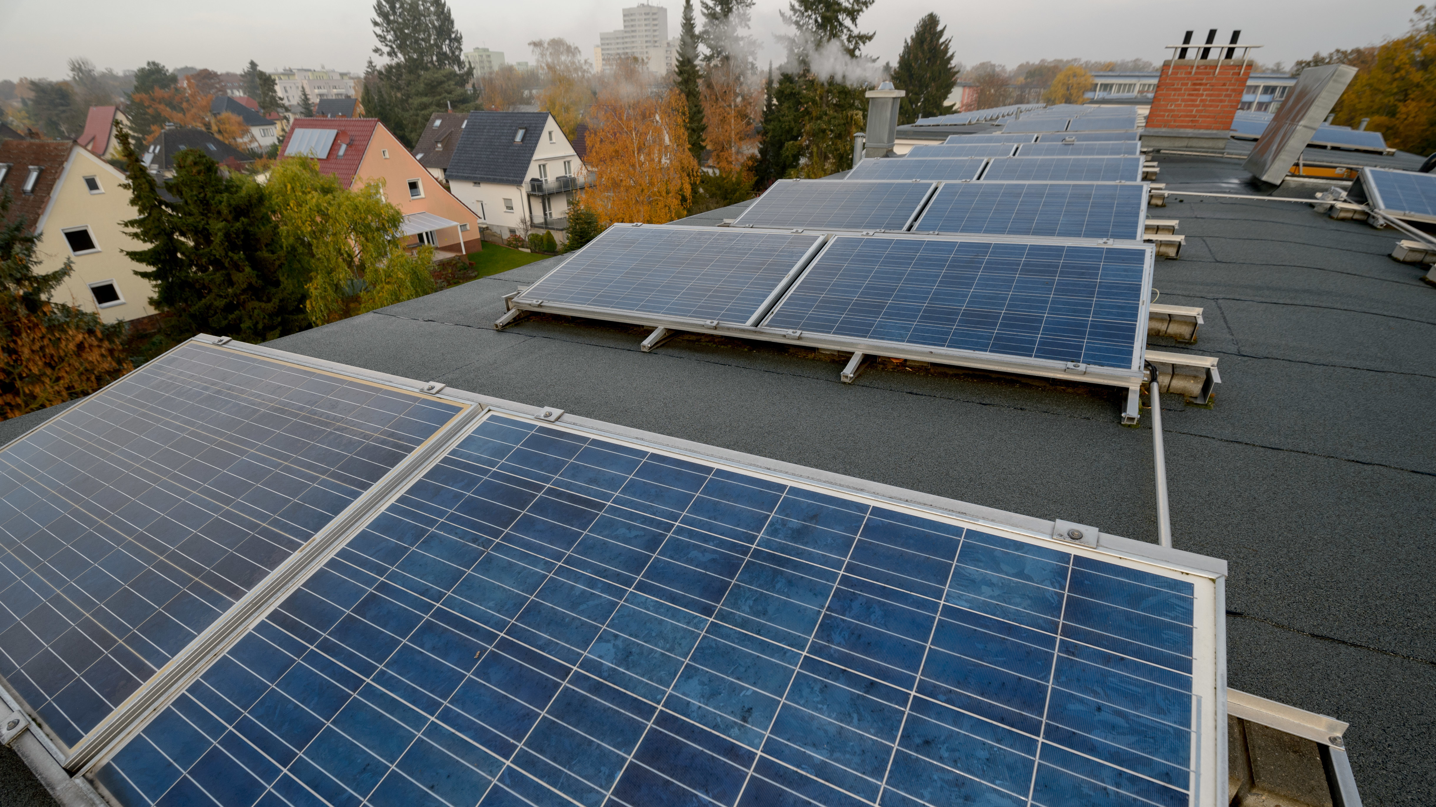 Solarzellen auf einem Dach in Berlin-Spandau Solarzellen auf einem Dach in Berlin-Spandau