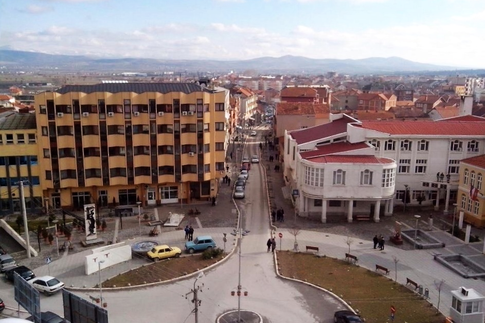 Blick auf einen Platz in der Stadt Preševo, Südserbien. Blick auf einen Platz in der Stadt Preševo, Südserbien.