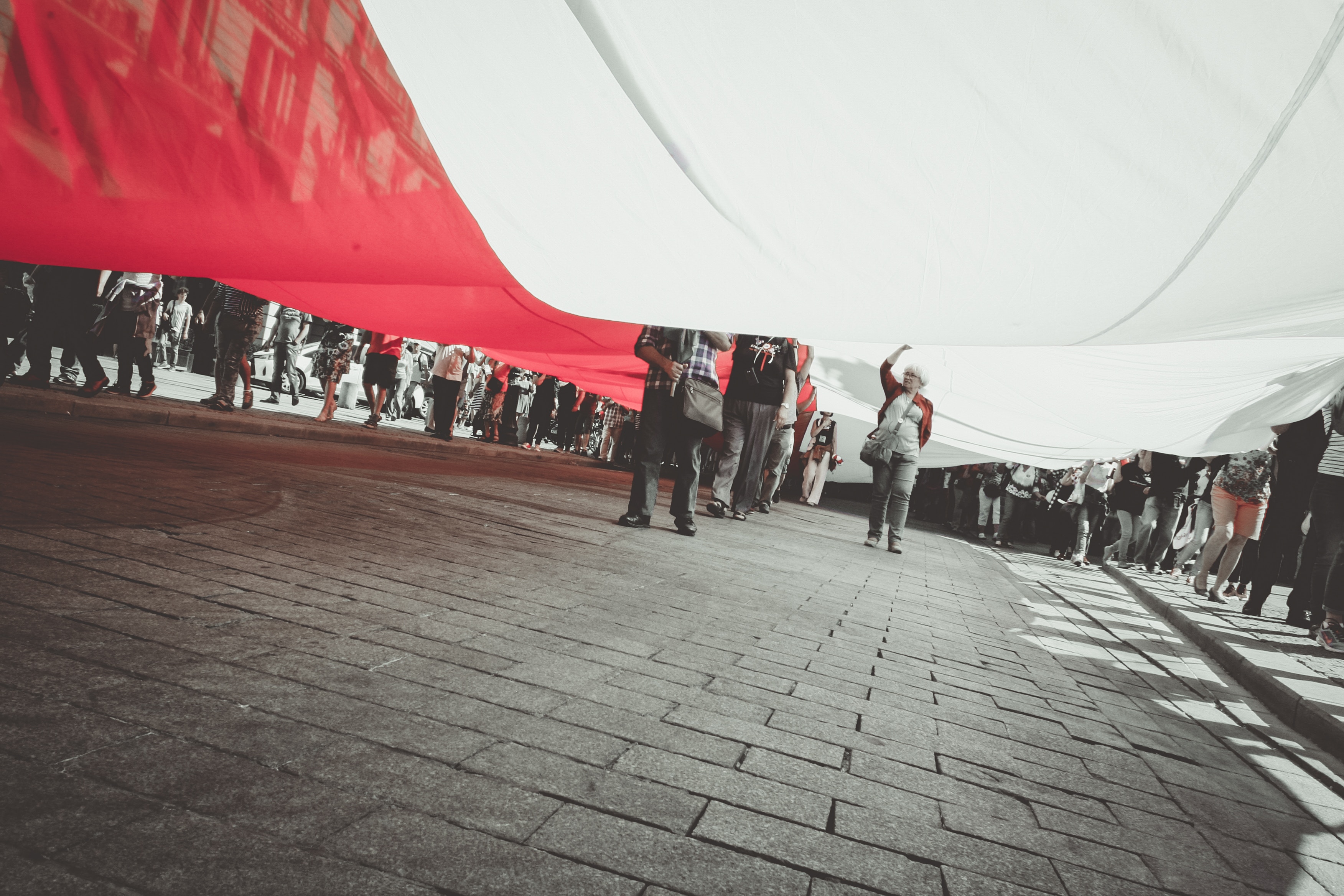 Menschen auf einer Demonstration mit polnischer Fahne Menschen auf einer Demonstration mit polnischer Fahne