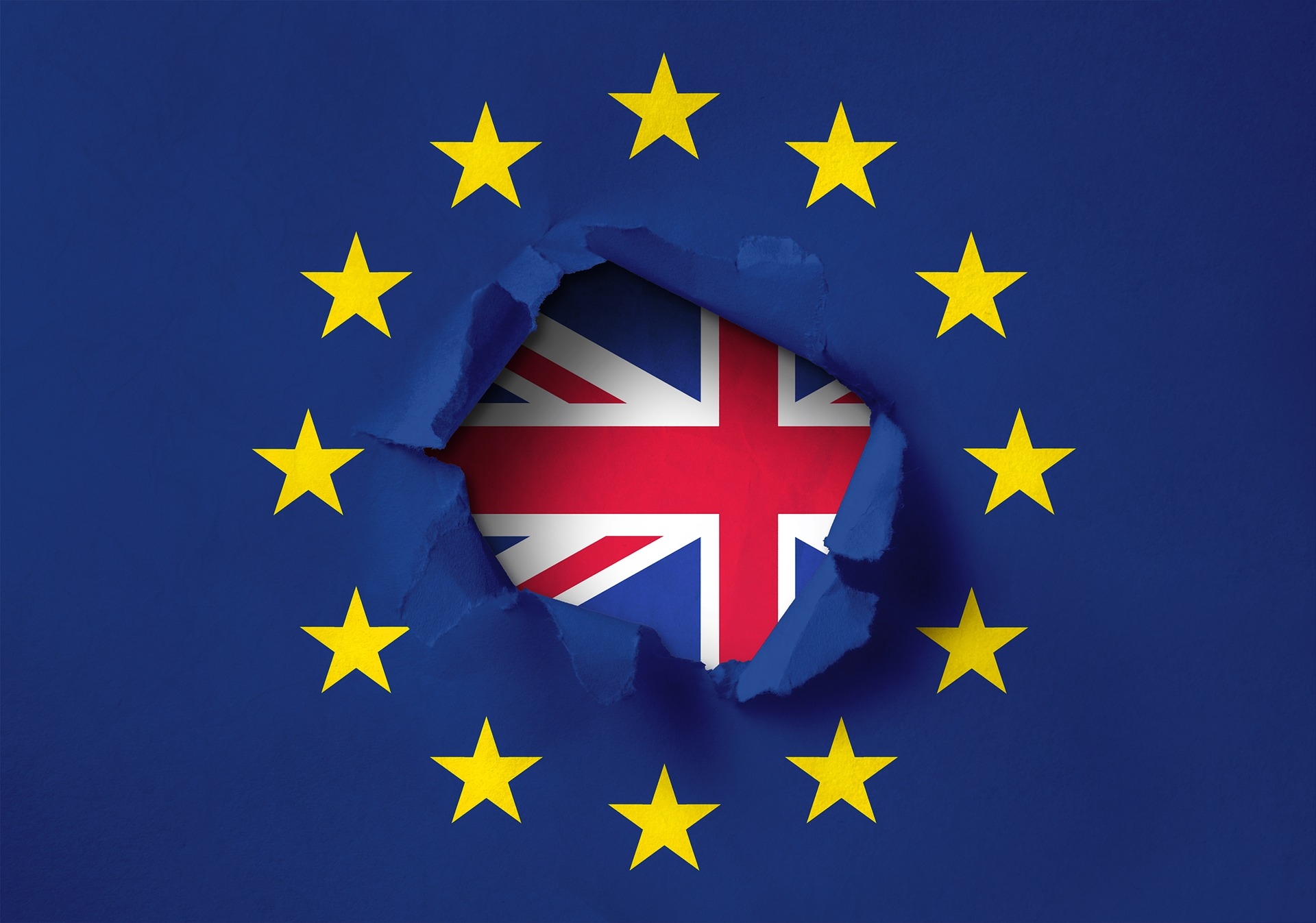 Europawahl - Die Ergebnisse sind wegweisend Europawahl: Wegweiser in die Zukunft - Bild: Durch ein Loch in der europäischen Flagge scheint der Union Jack