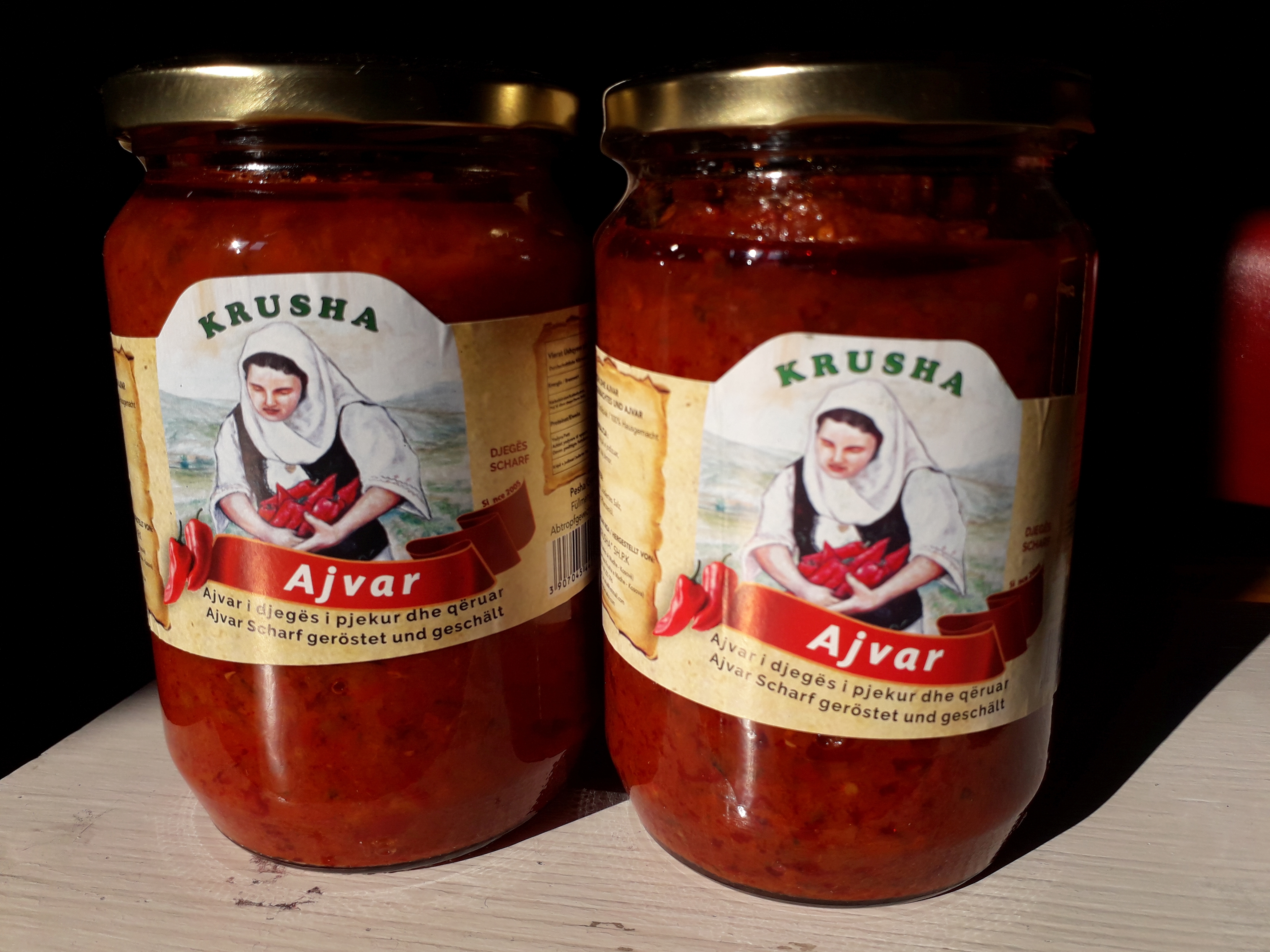 Das Label der Kriegswitwenkooperative auf Ajvar-Gläsern „Wir haben unsere Zukunft in die eigenen Hände genommen“ - Das eine Bild zeigt das im Text beschriebene Label der Kriegswitwenkooperative