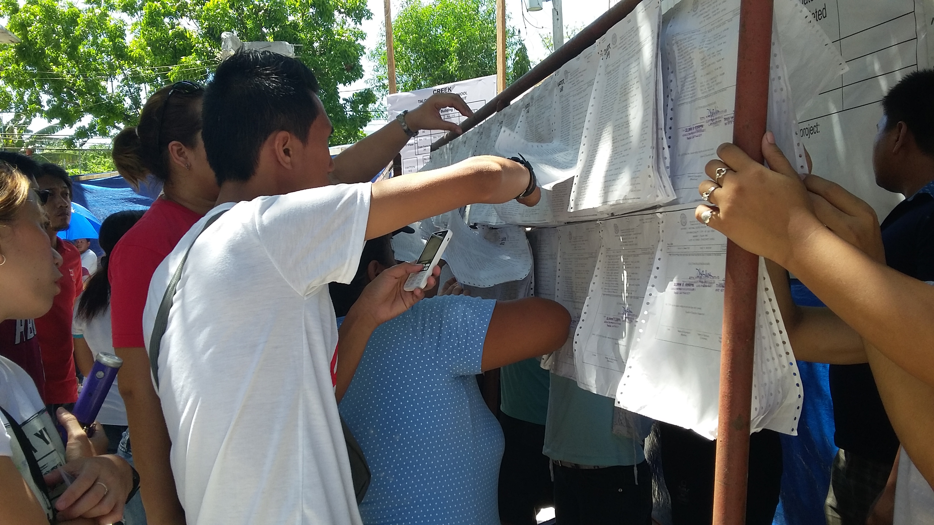 Filipinos trying to find their voting precincts. Filipinos trying to find their voting precincts.