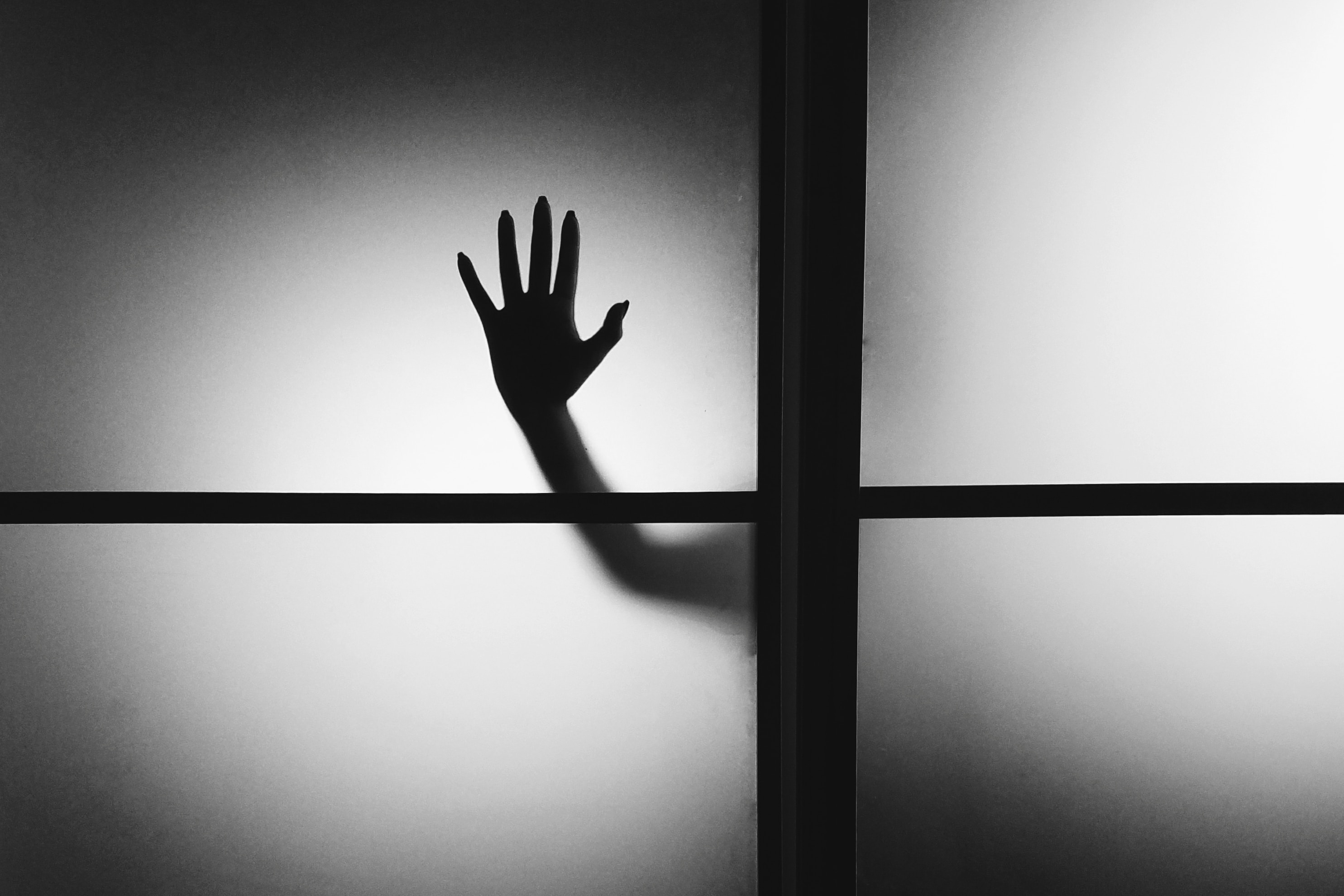 Hand Hand gegen Fenster gedrückt